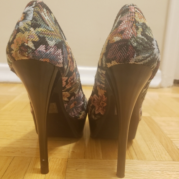 Floral Stilletos w. Platform - Picture 4 of 7